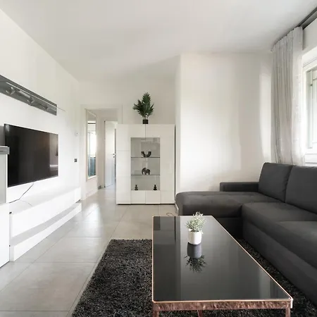 Oasis Luxury - A.c/terrace/2bedrooms Apartment