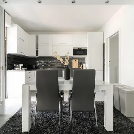 Oasis Luxury - A.c/terrace/2bedrooms Apartment