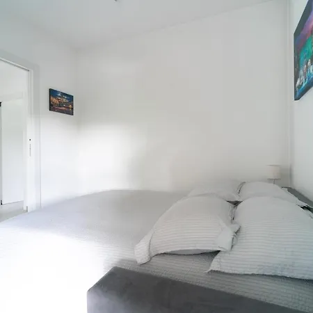 Oasis Luxury - A.c/terrace/2bedrooms Apartment *