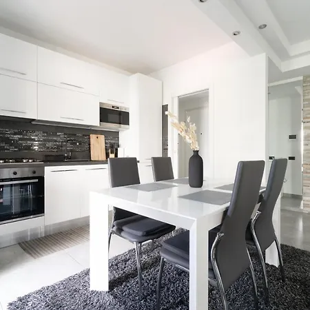 Oasis Luxury - A.c/terrace/2bedrooms Apartment *