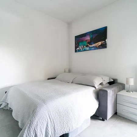 Oasis Luxury - A.c/terrace/2bedrooms Apartment *